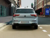 Nuova VW Golf VIII R-line Plus 150 CV (110 kW) 2026 Crystal ice blue metallizzato Berlina