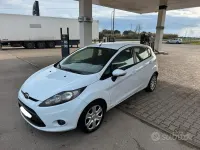 Usata Ford Fiesta 68 CV (50 kW) 2011 Bianco Berlina