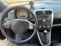 Usata Opel Agila 94 CV (69 kW) 2012 Nero Utilitaria