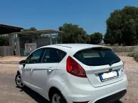 Usata Ford Fiesta 70 CV (51 kW) 2012 Bianco Berlina