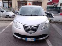 Usado Lancia Ypsilon 80 HP (58 kW) 2015 Prateado Citadino