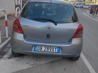 Usado Toyota Yaris 90 CV (66 kW) 2016 Gris Berlina