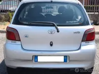 Usata Toyota Yaris Sol 86 CV (63 kW) 2001 Grigio Berlina