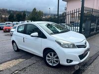 Usata Toyota Yaris Lounge 89 CV (65 kW) 2013 Bianco Berlina