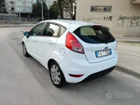 Usata Ford Fiesta 75 CV (55 kW) 2015 Bianco Utilitaria