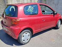 Usata Toyota Yaris 68 CV (50 kW) 2003 Rosso Utilitaria