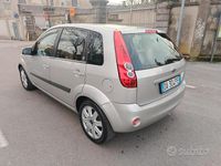 Usata Ford Fiesta Ghia 75 CV (55 kW) 2006 Grigio Utilitaria