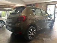 Usata Dacia Sandero Lauréate 73 CV (53 kW) 2018 Marrone Berlina