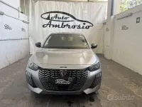 Usata Peugeot 208 Allure 101 CV (74 kW) 2024 Grigio Utilitaria