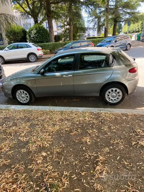 Usata Alfa Romeo 147 101 CV (74 kW) 2006 Grigio Utilitaria