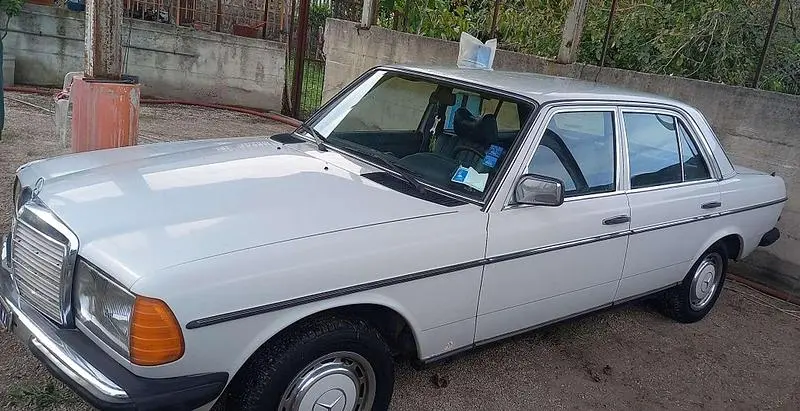 Occasion Mercedes 240 97 ch (71 kW) 1979 Blanc Berline