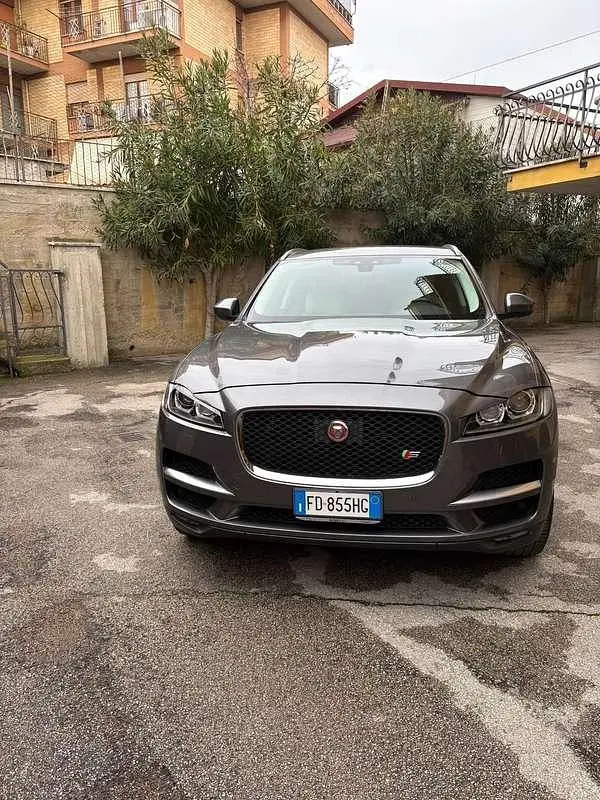 Begagnad Jaguar F-Pace 179 HK (131 kW) 2015 Grå SUV