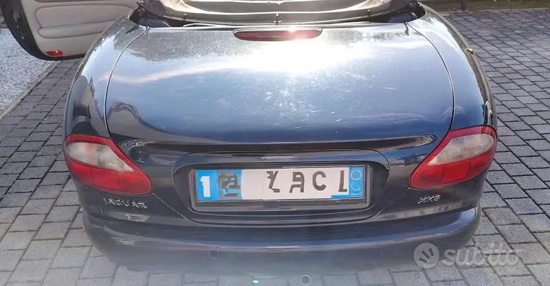 Begagnad Jaguar XK8 284 HK (208 kW) 1999 Blå Cab