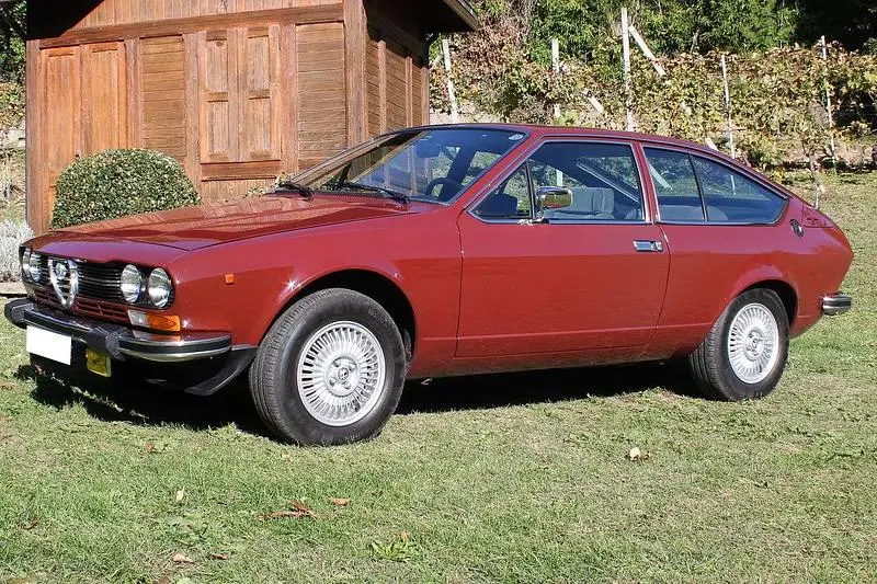 Begagnad Alfa Romeo Alfetta 131 HK (96 kW) 1981 Röd Sedan
