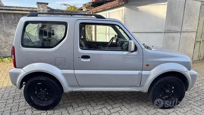 Usata Suzuki Jimny 84 CV (61 kW) 2008 Grigio SUV