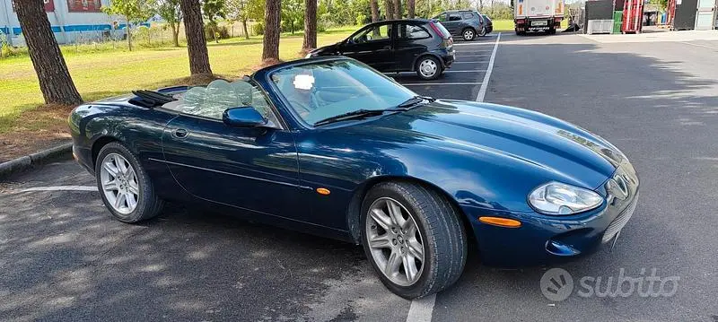 Begagnad Jaguar XK8 284 HK (208 kW) 1999 Blå Cab