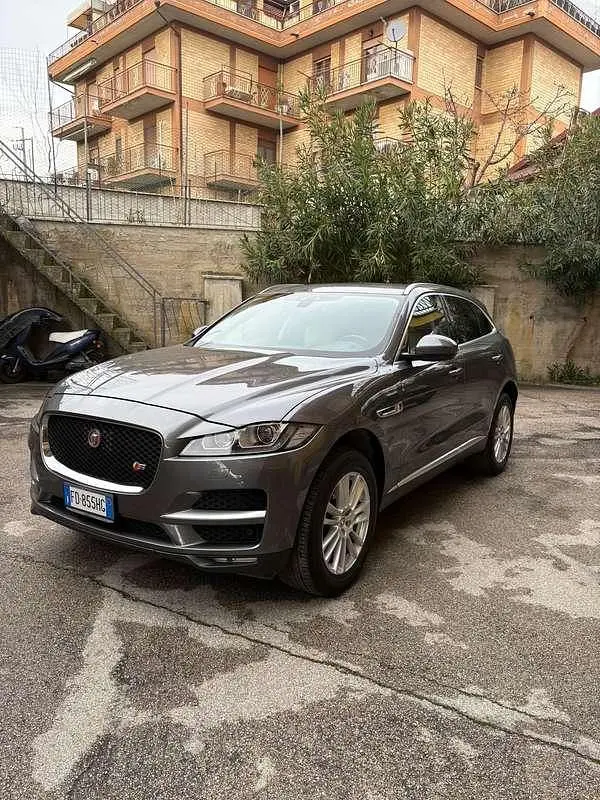 Begagnad Jaguar F-Pace 179 HK (131 kW) 2015 Grå SUV