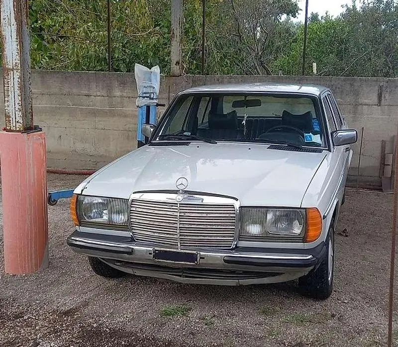 Occasion Mercedes 240 97 ch (71 kW) 1979 Blanc Berline