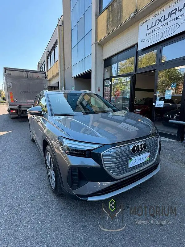 Begagnad Audi Q4 e-tron Premium 69 kW (95 HK) 2023 Gul SUV