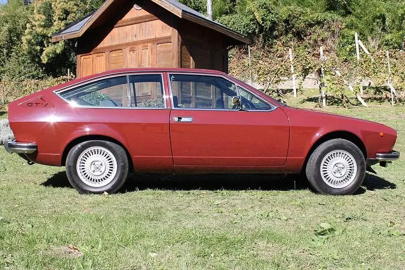 Begagnad Alfa Romeo Alfetta 131 HK (96 kW) 1981 Röd Sedan