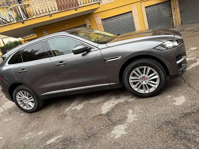 Begagnad Jaguar F-Pace 179 HK (131 kW) 2015 Grå SUV