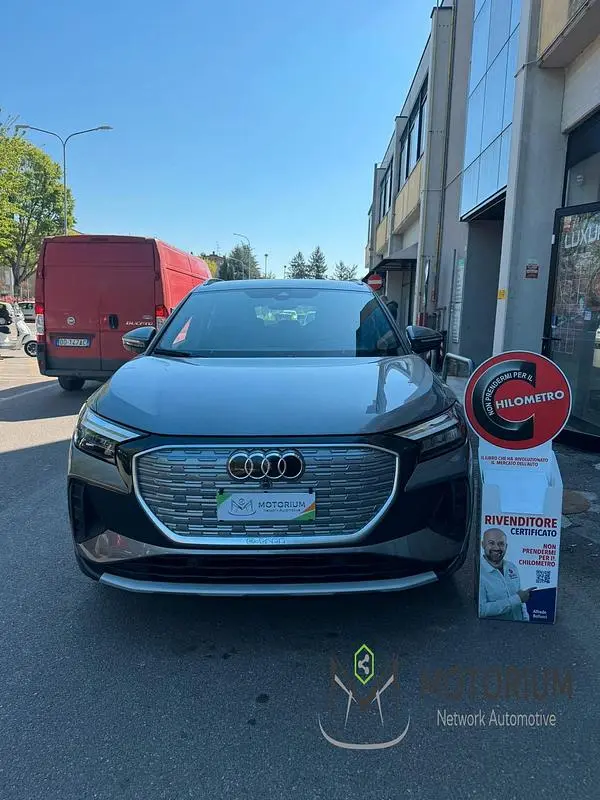 Begagnad Audi Q4 e-tron Premium 69 kW (95 HK) 2023 Gul SUV