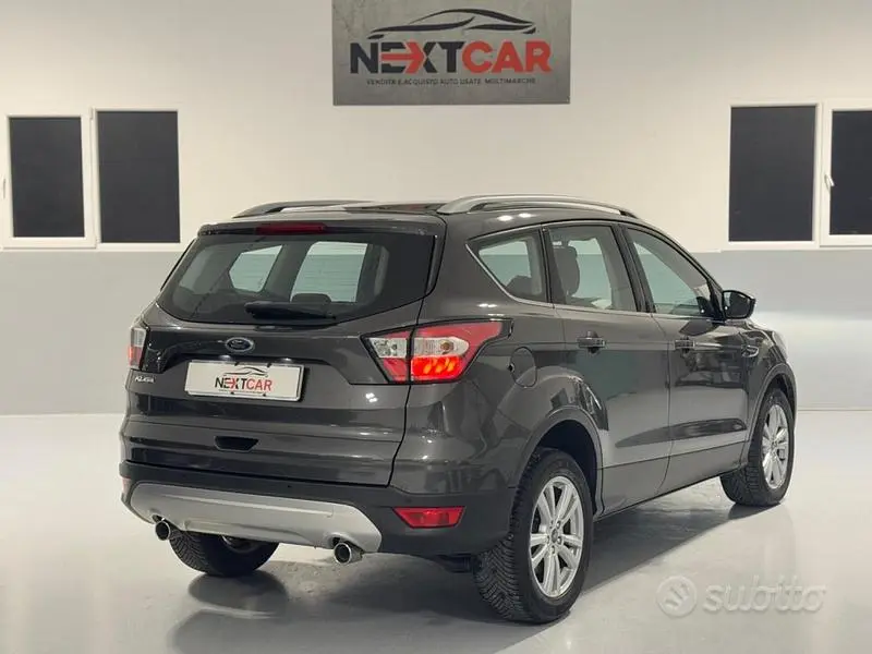 Usado Ford Kuga Business Edition 150 CV (110 kW) 2019 Gris SUV