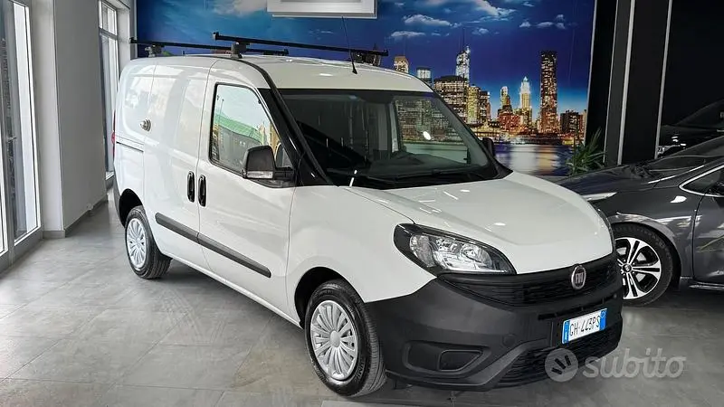 Usado Fiat Doblò Lounge 90 HP (66 kW) 2021 Branco Monovolume