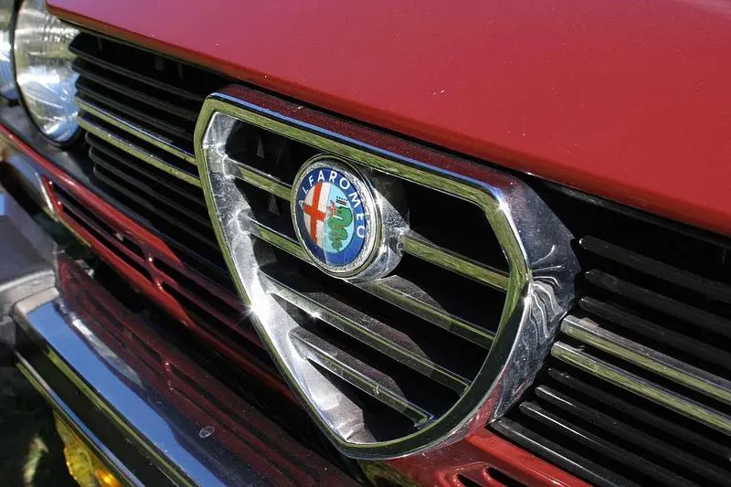 Begagnad Alfa Romeo Alfetta 131 HK (96 kW) 1981 Röd Sedan