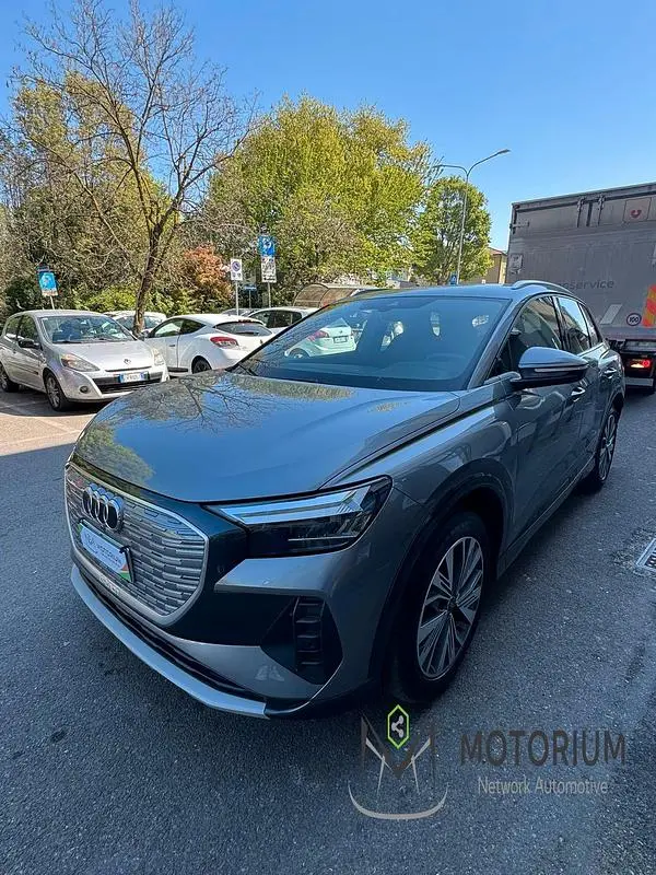 Begagnad Audi Q4 e-tron Premium 69 kW (95 HK) 2023 Gul SUV