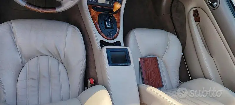 Begagnad Jaguar XK8 284 HK (208 kW) 1999 Blå Cab