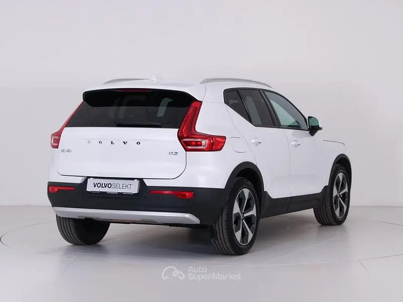 Begagnad Volvo XC40 Core 163 HK (119 kW) 2025 Vit SUV