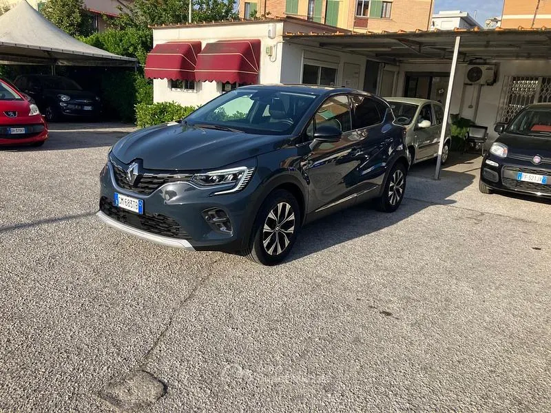 Usata Renault Captur Techno 91 CV (66 kW) 2023 Grigio SUV