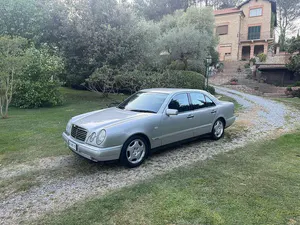 Begagnad Mercedes E200