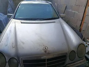 Käytetty Mercedes E200