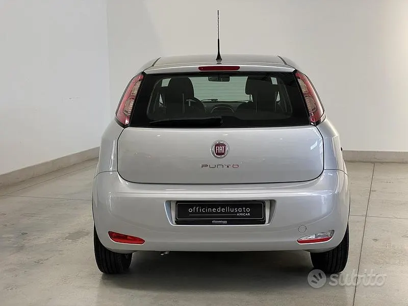 Usata Fiat Punto Lounge 78 CV (57 kW) 2017 Argento Berlina