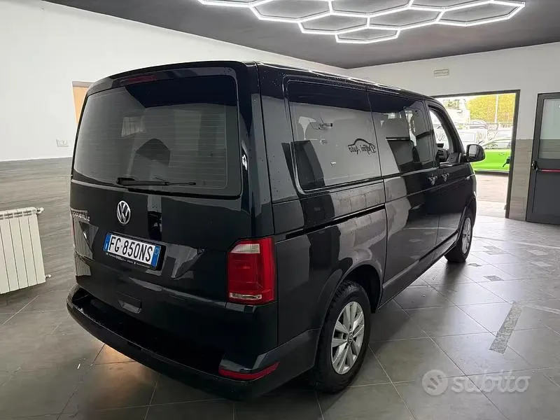 Usata VW Caravelle Trendline 102 CV (75 kW) 2017 Nero Furgone
