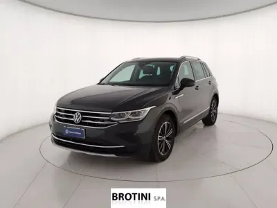 Usado VW Tiguan Elegance 150 CV (110 kW) 2023 Gris SUV