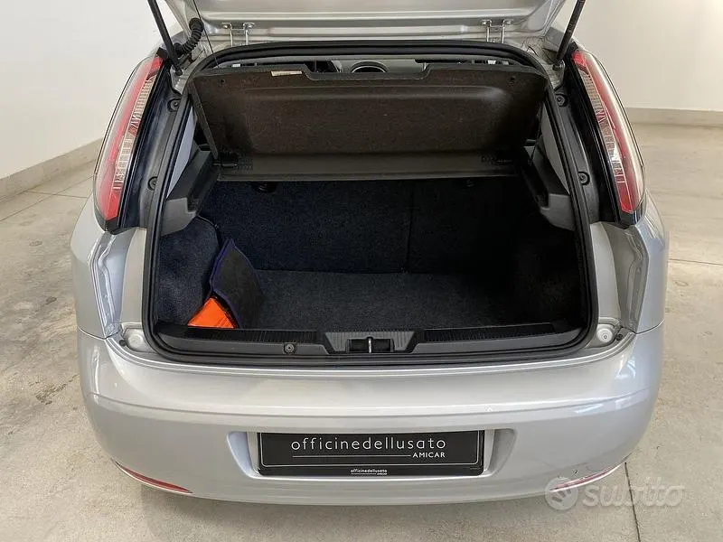 Usata Fiat Punto Lounge 78 CV (57 kW) 2017 Argento Berlina