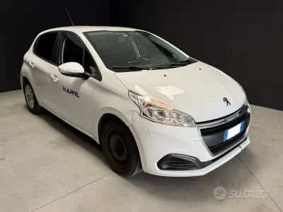 Usata Peugeot 208 Active 75 CV (55 kW) 2017 Bianco pastello Utilitaria