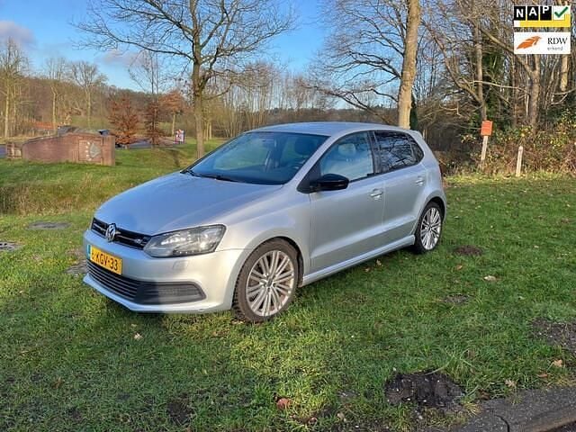 Grijs (metallic) Gebruikt 2013 VW Polo BlueGT Hatchback | € 7.495 (Goede deal) - Afbeelding 1/4