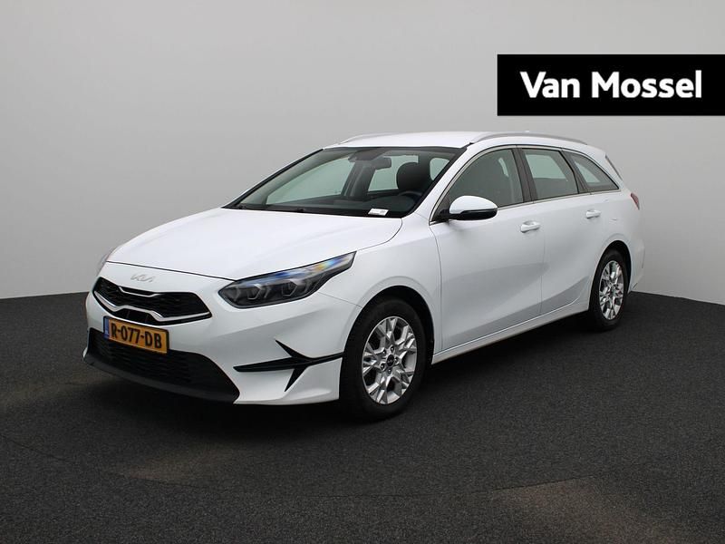 Wit Occasion 2022 Kia Ceed Hatchback | € 15.900 (Eerlijke prijs) - Afbeelding 1/4
