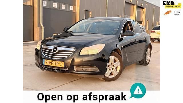 Zwart (metallic) Gebruikt 2011 Opel Insignia Edition Sedan | € 2.750 (Super prijs) - Afbeelding 1/4
