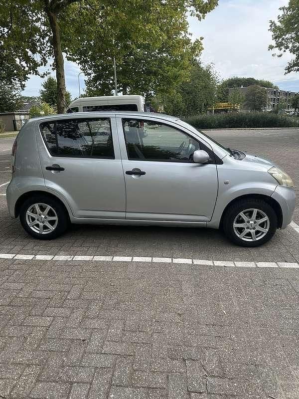 Occasion Daihatsu Sirion 87 PK (63 kW) 2005 Grijs Hatchback
