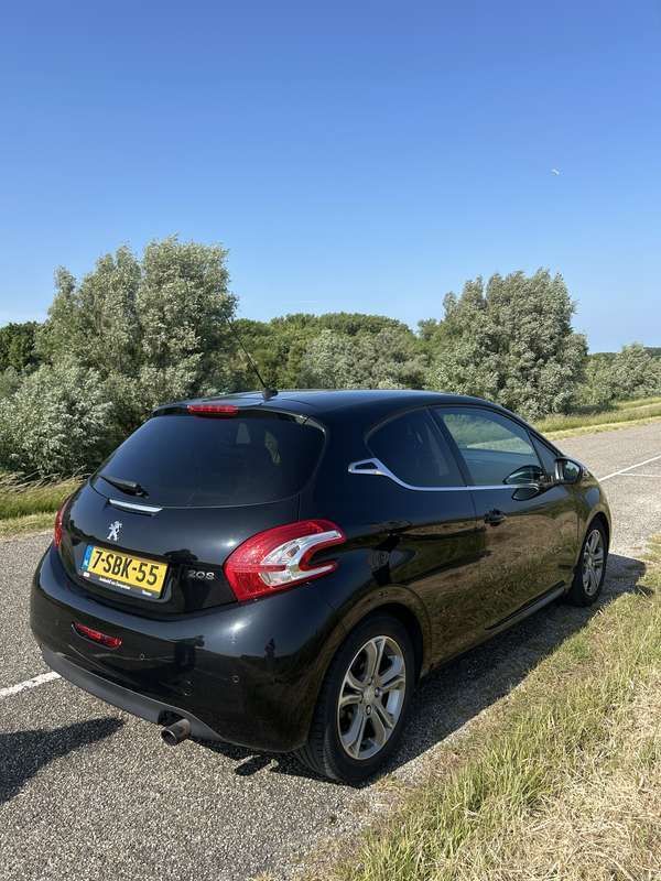 Zwart Gebruikt 2013 Peugeot 208 Allure Hatchback | € 6.600 (Duur) - Afbeelding 1/4