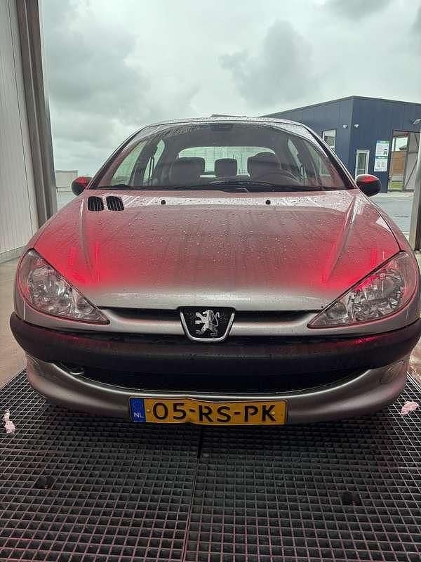 Zilver Gebruikt 2005 Peugeot 206 | € 600 (Goede deal) - Afbeelding 1/4