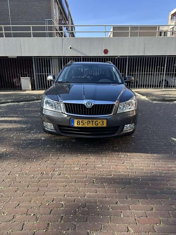 Grijs Gebruikt 2011 Skoda Octavia Elegance Stationwagen | € 1.500 (Eerlijke prijs) - Afbeelding 1/4