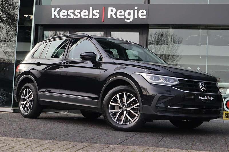 Zwart Occasion 2021 VW Tiguan Life SUV | € 29.950 (Iets duurder) - Afbeelding 1/4