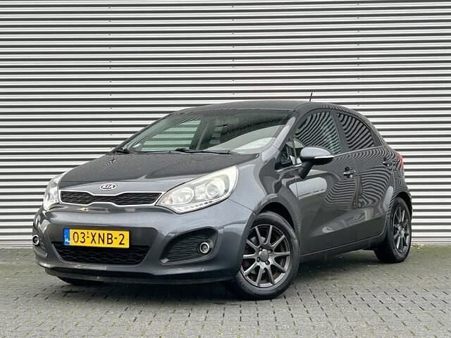Grijs Gebruikt 2012 Kia Rio Hatchback | € 5.750 (Goede deal) - Afbeelding 1/4