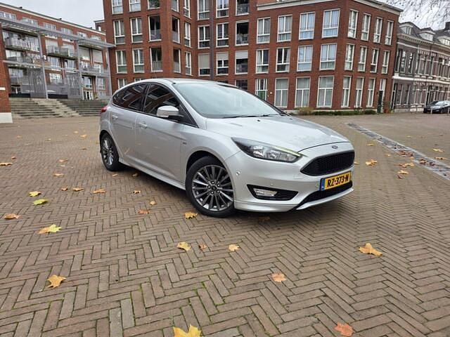 Grijs (metallic) Gebruikt 2018 Ford Focus ST-Line Hatchback | € 11.995 (Goede deal) - Afbeelding 1/4